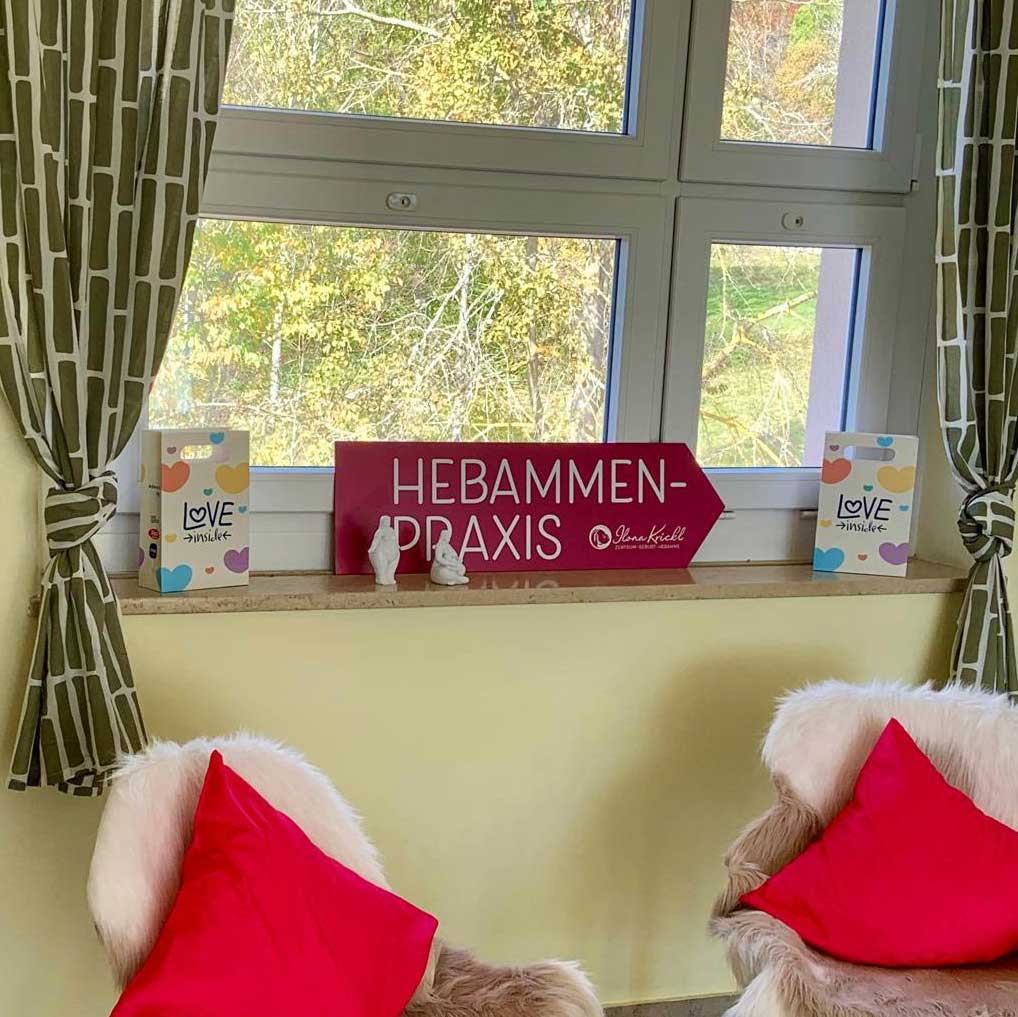 Zentrum-Geburt-Praxisschild-Wartezimmer